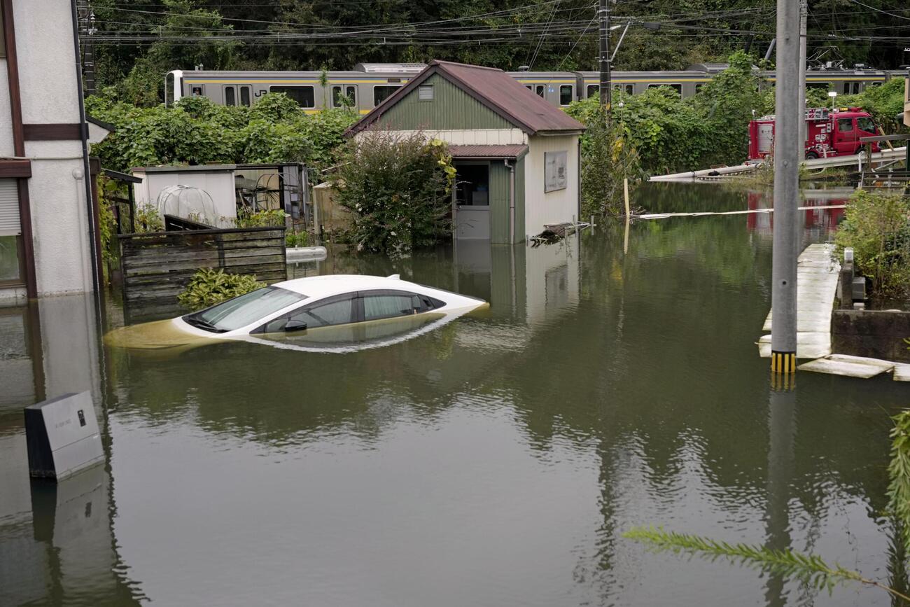 台風25号による大雨で水没したままの乗用車＝1日午前、千葉県酒々井町（共同）