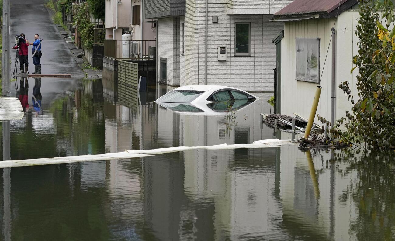 台風25号による大雨で水没したままの乗用車＝1日午前、千葉県酒々井町（共同）