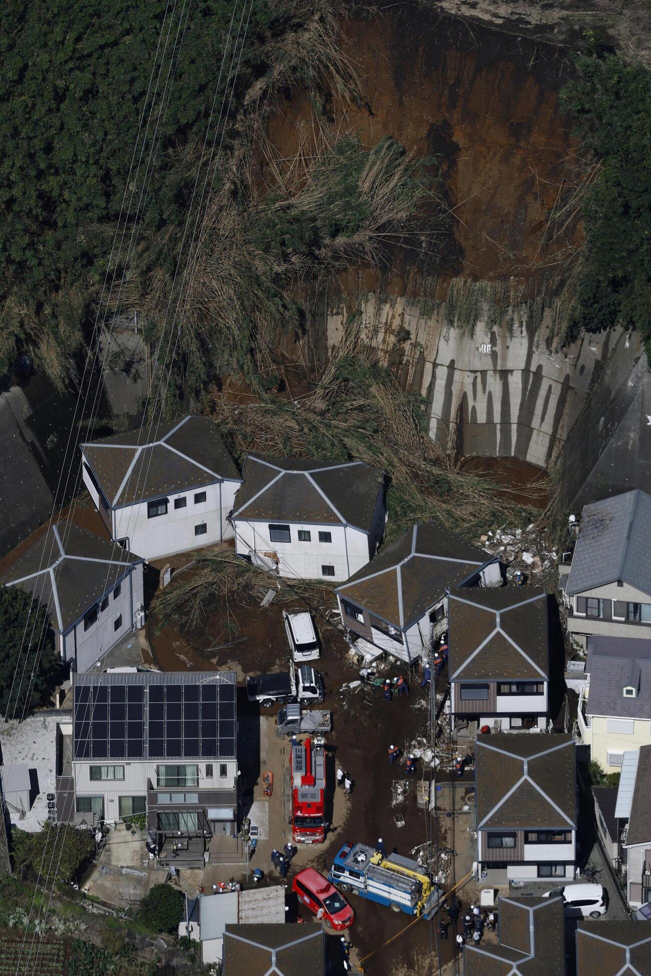 台風25号の影響による大雨で、土砂崩れに巻き込まれた神奈川県三浦市の住宅＝9月22日（共同）