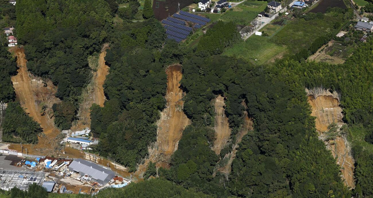 台風25号の影響による大雨で土砂が崩れた千葉県長柄町＝9月22日（共同）
