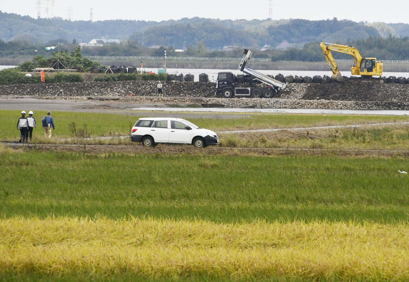 決壊した千葉県・印旛沼の堤防の復旧工事＝1日午前、成田市（共同）