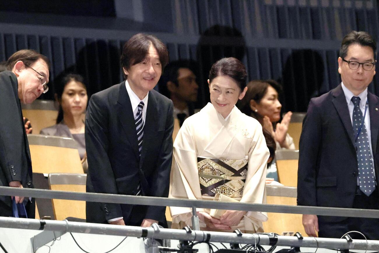 第81回文化庁芸術祭オープニング公演の歌舞伎「本朝廿四孝－筍掘り－」を鑑賞するため、会場に到着された秋篠宮ご夫妻＝1日午後、東京都渋谷区の新国立劇場（代表撮影）