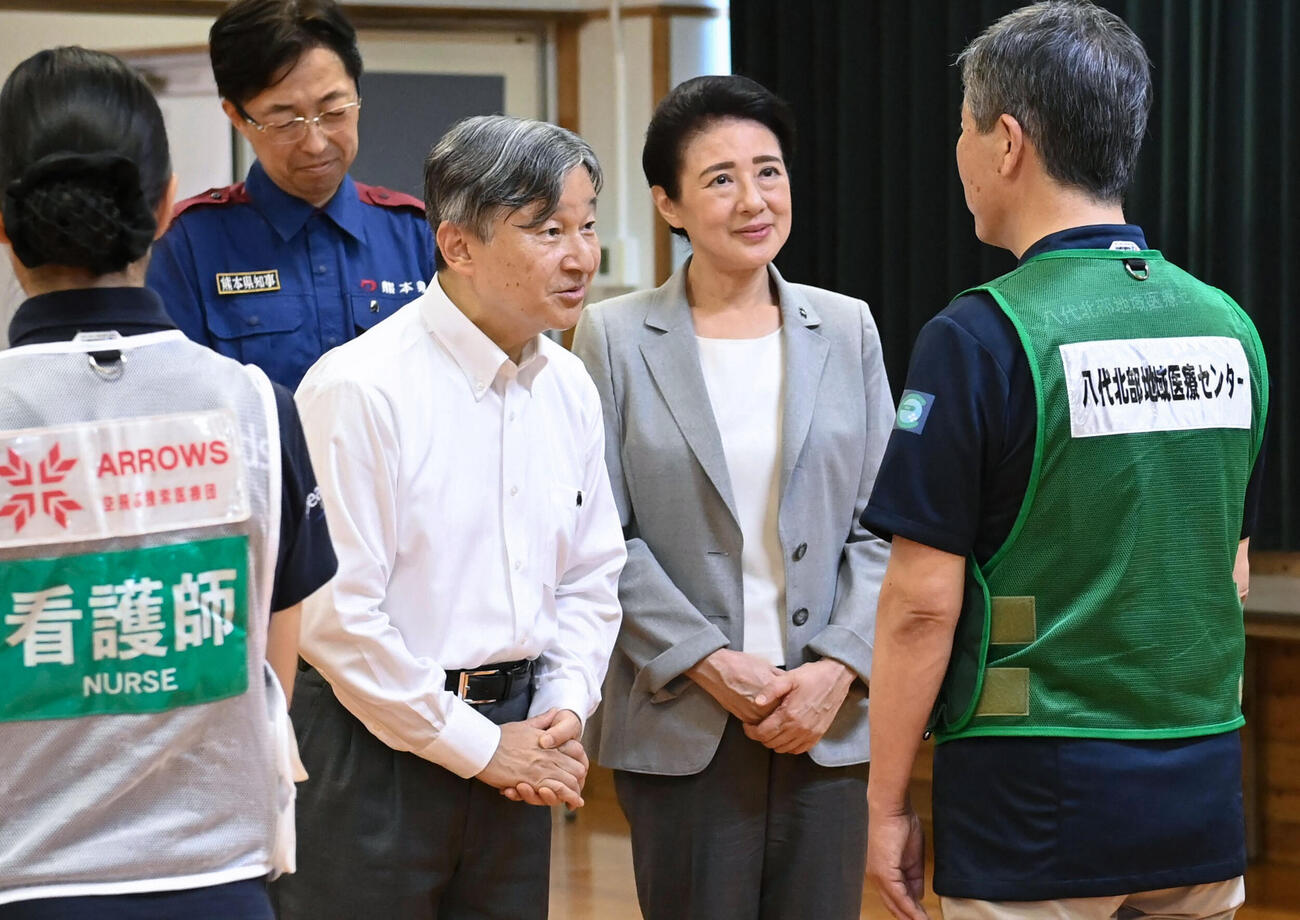 熊本地震の災害対応に尽力した医師や看護師らと面会される天皇、皇后両陛下（代表撮影＝共同）＝9月30日撮影