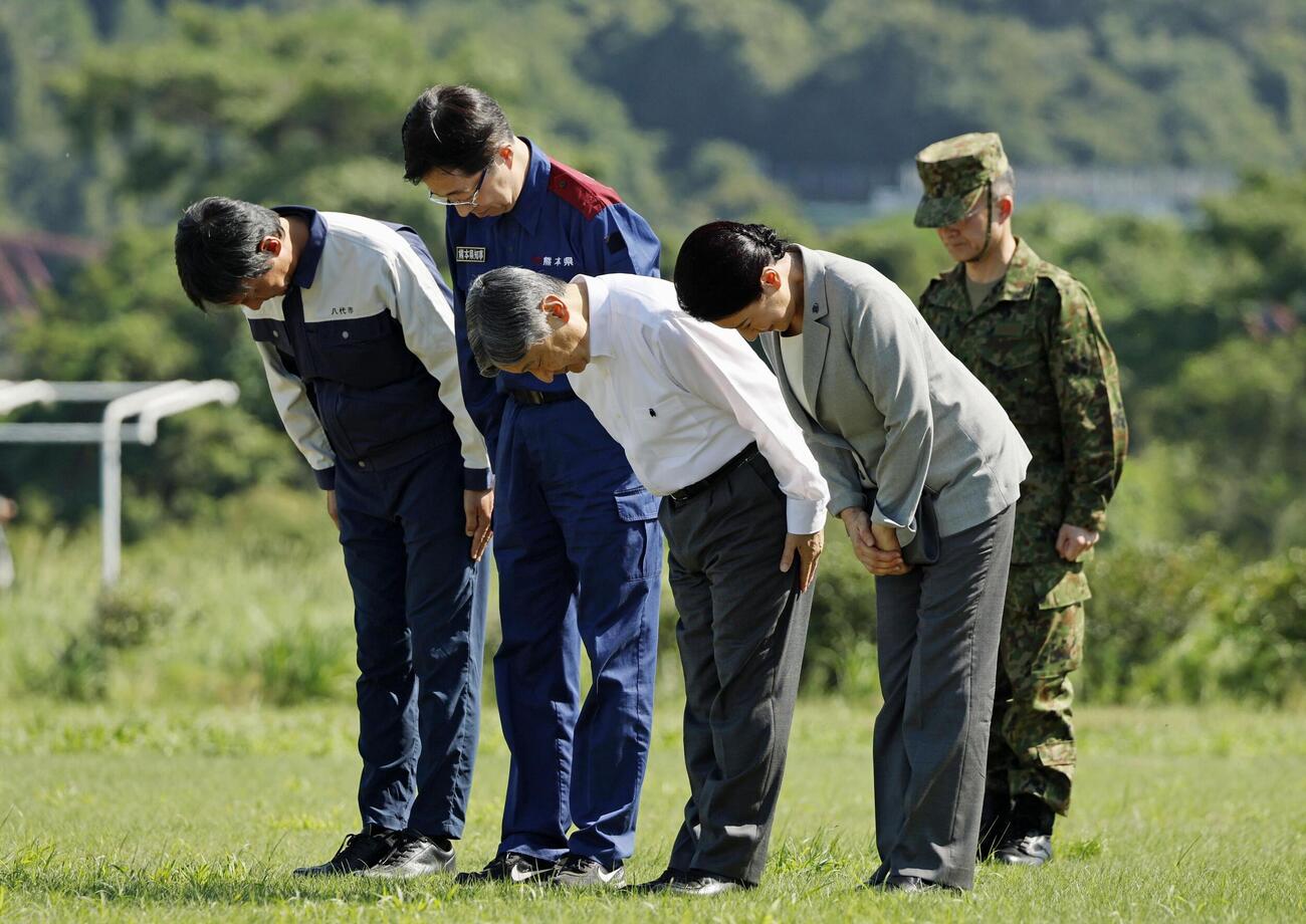 自衛隊のヘリで熊本県八代市に到着し、被災地全体に向けて黙礼される天皇、皇后両陛下（共同）＝2026年9月30日撮影 