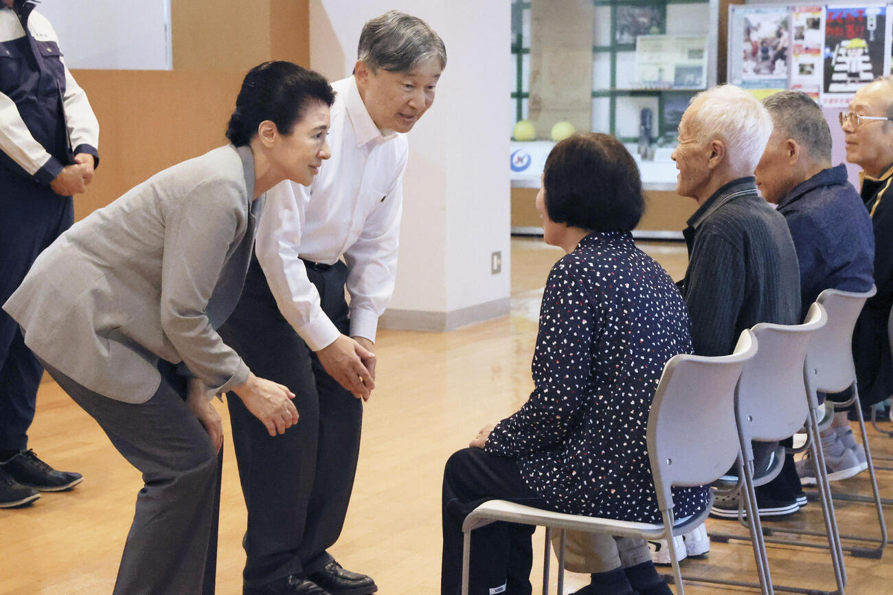 熊本地震の避難所「桜十字ホールやつしろ」を訪れ、被災者と懇談される天皇、皇后両陛下（代表撮影＝共同）＝2026年9月30日撮影 