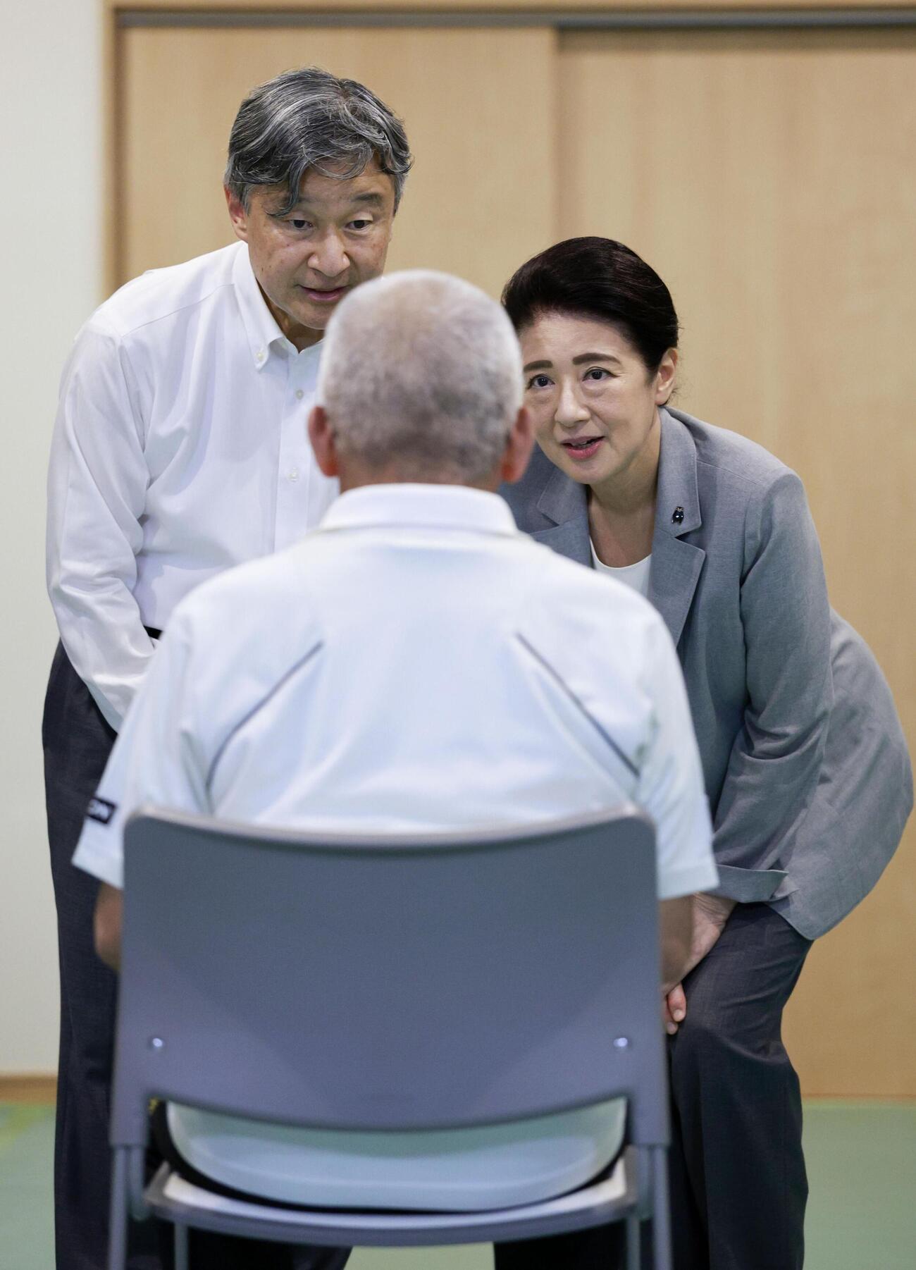 熊本地震の被災者と懇談される天皇、皇后両陛下（代表撮影＝共同）2026年9月30日撮影 