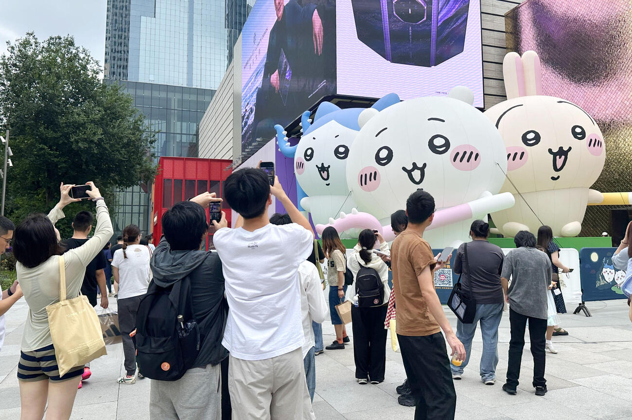 ちいかわ特別展の会場近くに設置された巨大バルーン＝9月、中国・上海（共同）