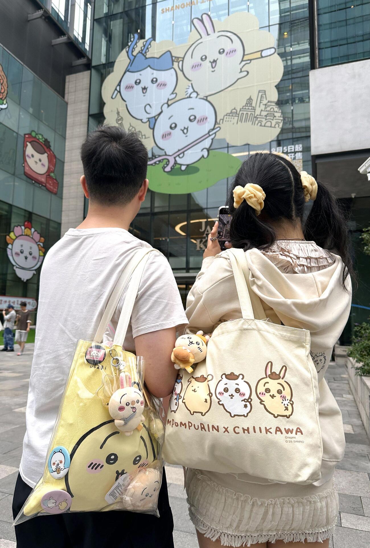 ちいかわ特別展に訪れた、グッズを身に付けた大学生カップル＝1日、中国・上海（共同）