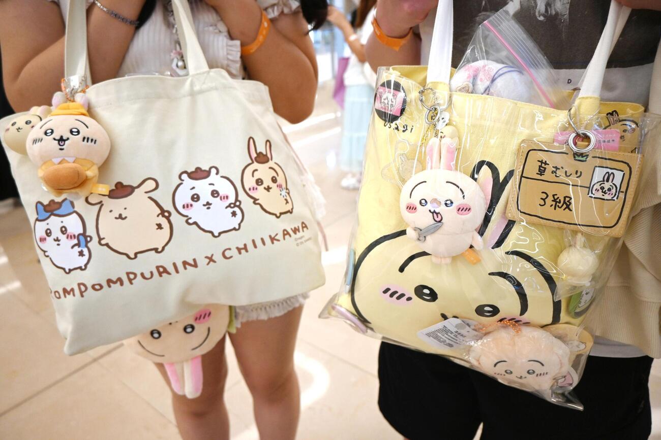 ちいかわ特別展に訪れたファンが手にしていたグッズ＝1日、中国・上海（共同）