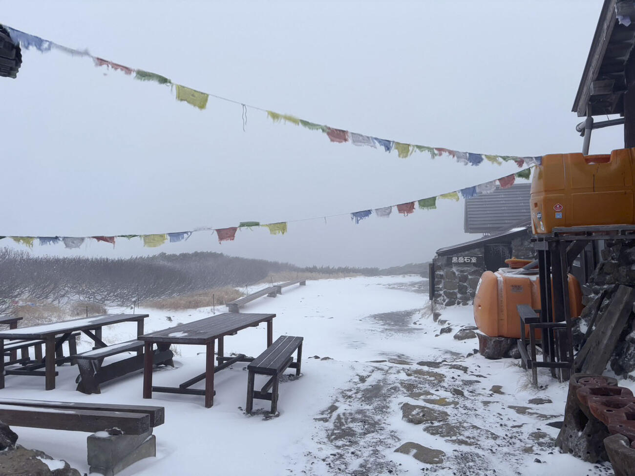 初雪が観測された北海道・大雪山系の黒岳山頂付近の山小屋周辺（黒岳石室管理人提供）
