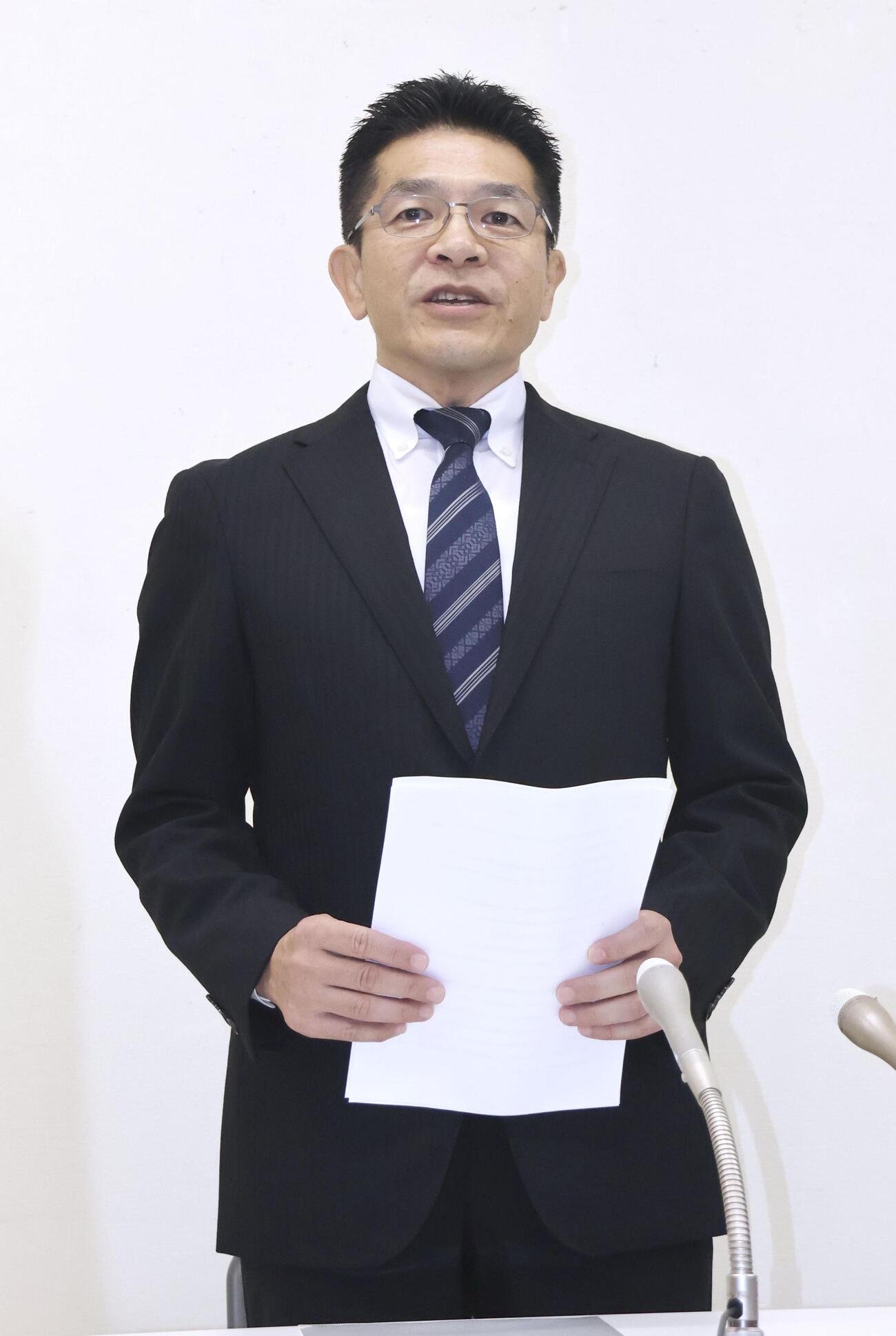 福岡県議会の金銭授受疑惑を巡り、記者会見する自民党県議団の樋口明元議長（共同）