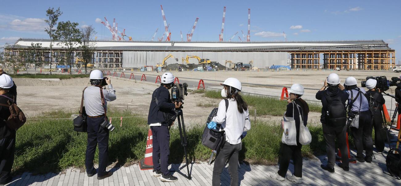 記者団に公開された大屋根リングの保存部分＝2日午後、大阪市此花区の夢洲（共同）