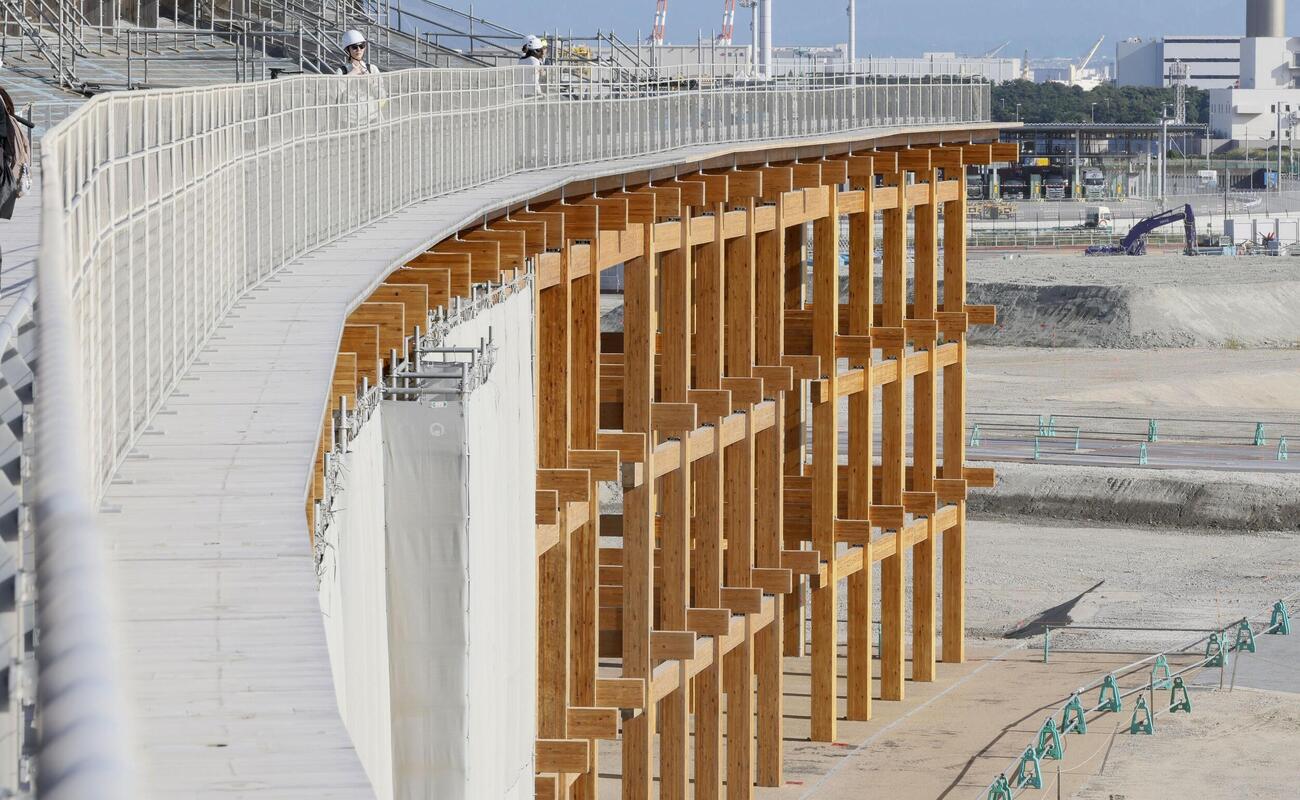 報道陣に公開された大屋根リングの保存部分。撥水やカビ対策の塗料が塗られている＝2日午後、大阪市此花区の夢洲（共同）