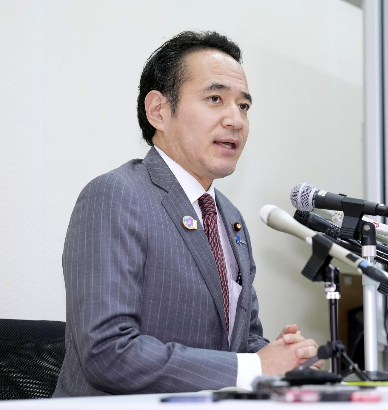 記者会見する簗農相＝2日午後、国会（共同）