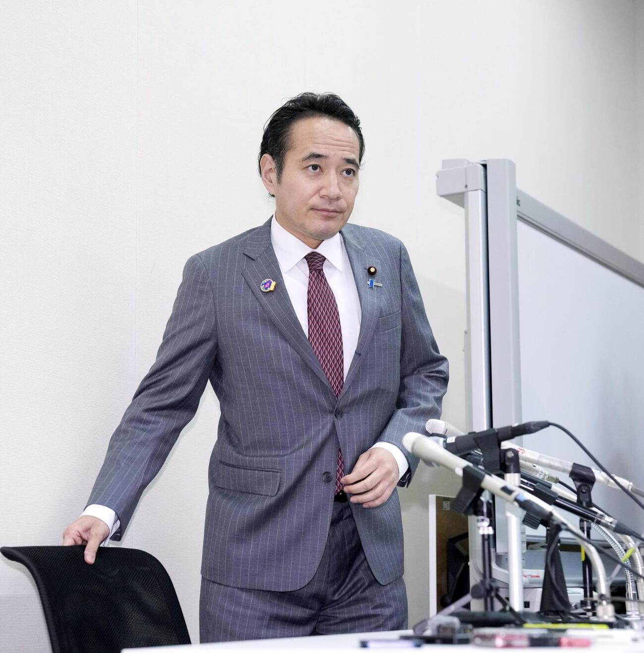 記者会見に臨む簗農相＝2日午後、国会（共同）