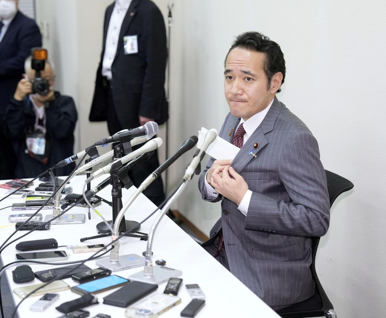 記者会見する簗農相＝2日午後、国会（共同）