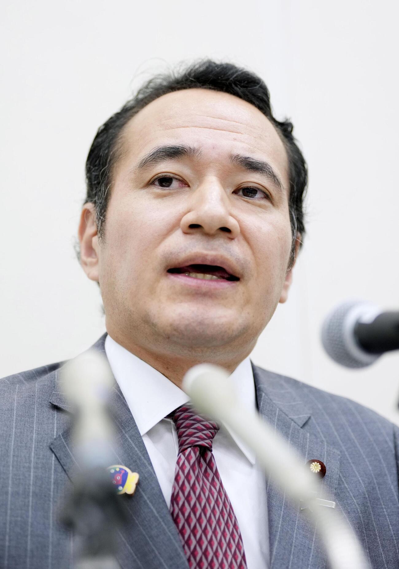 国会内で記者会見する簗農相。衆院選で自身を応援しなかった首長がいる自治体の道路予算を大幅にカットしたと発言していたことを認めた＝2日午後（共同）