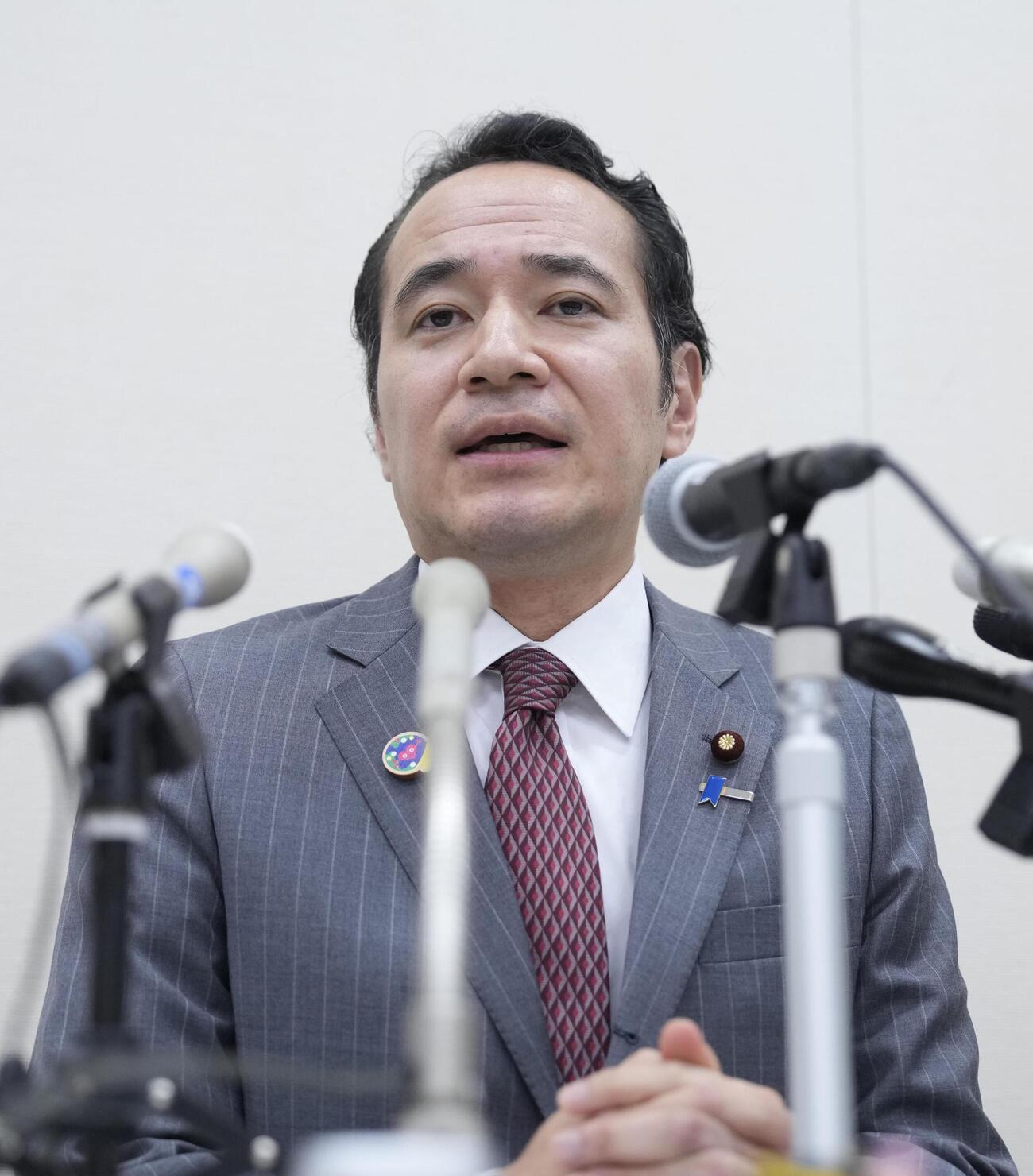 国会内で記者会見する簗農相。衆院選で自身を応援しなかった首長がいる自治体の道路予算を大幅にカットしたと発言していたことを認めた＝2日午後（共同）