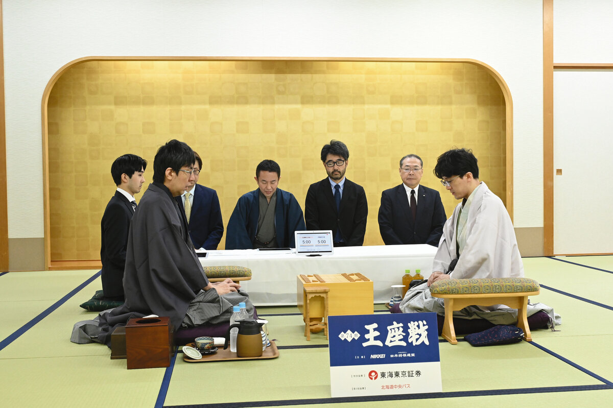 王座戦5番勝負第4局は広瀬章人九段（左）に快勝した伊藤匠王座（右）が2勝1敗として初防衛に王手（日本将棋連盟提供）