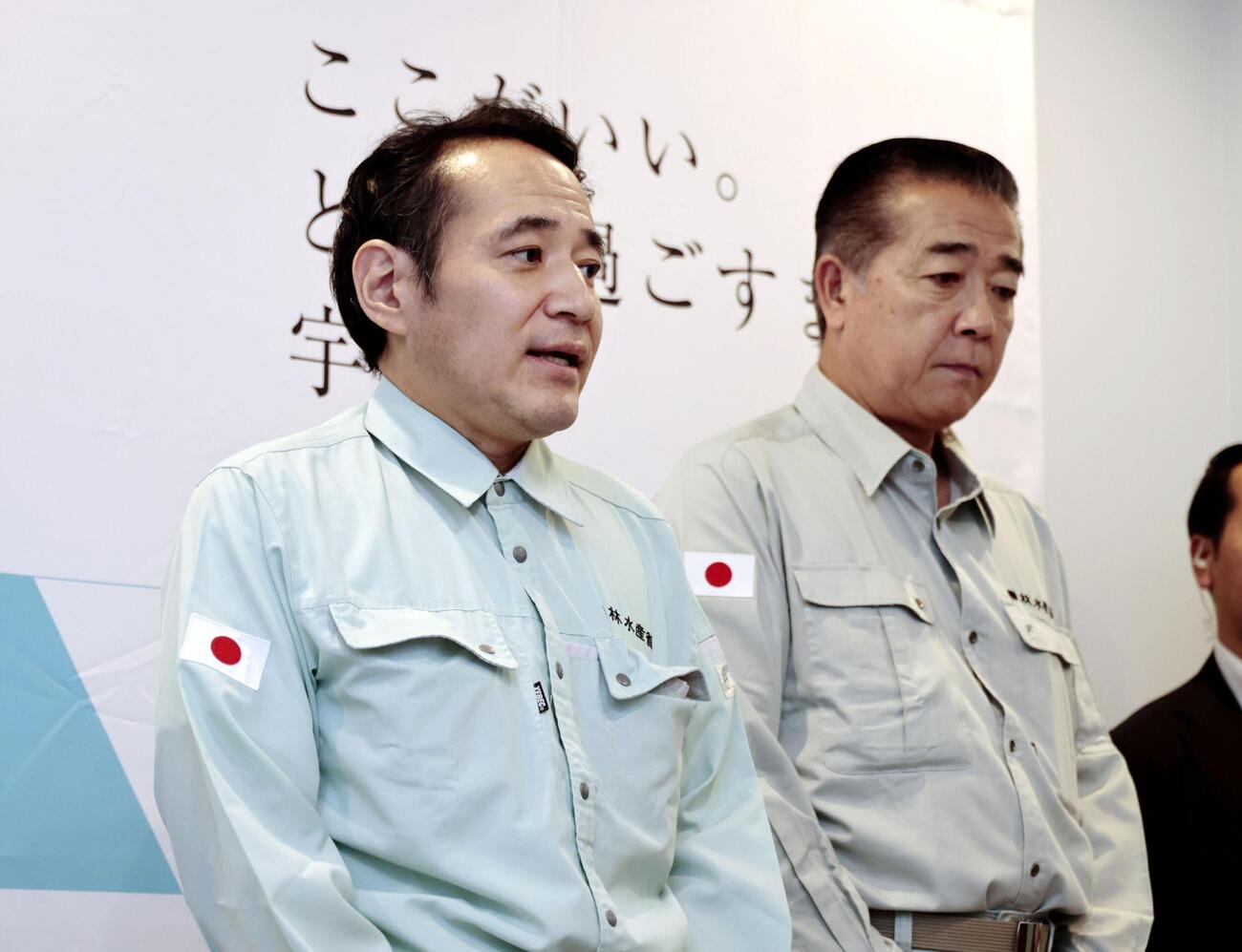 視察で熊本県宇城市を訪れた簗農相（左）。自治体の道路予算をカットした発言については説明を避けた（共同）