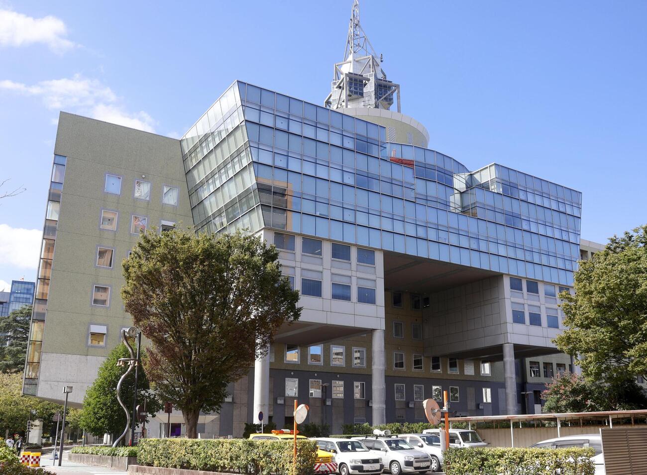 富山県警による家宅捜索を受けた富山市役所(共同)