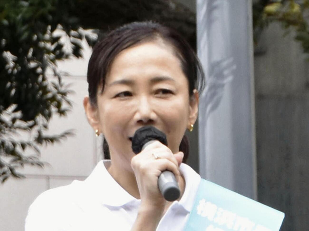横浜市長選が告示され、第一声を上げる原沢敦美氏＝4日午前、横浜市（共同）