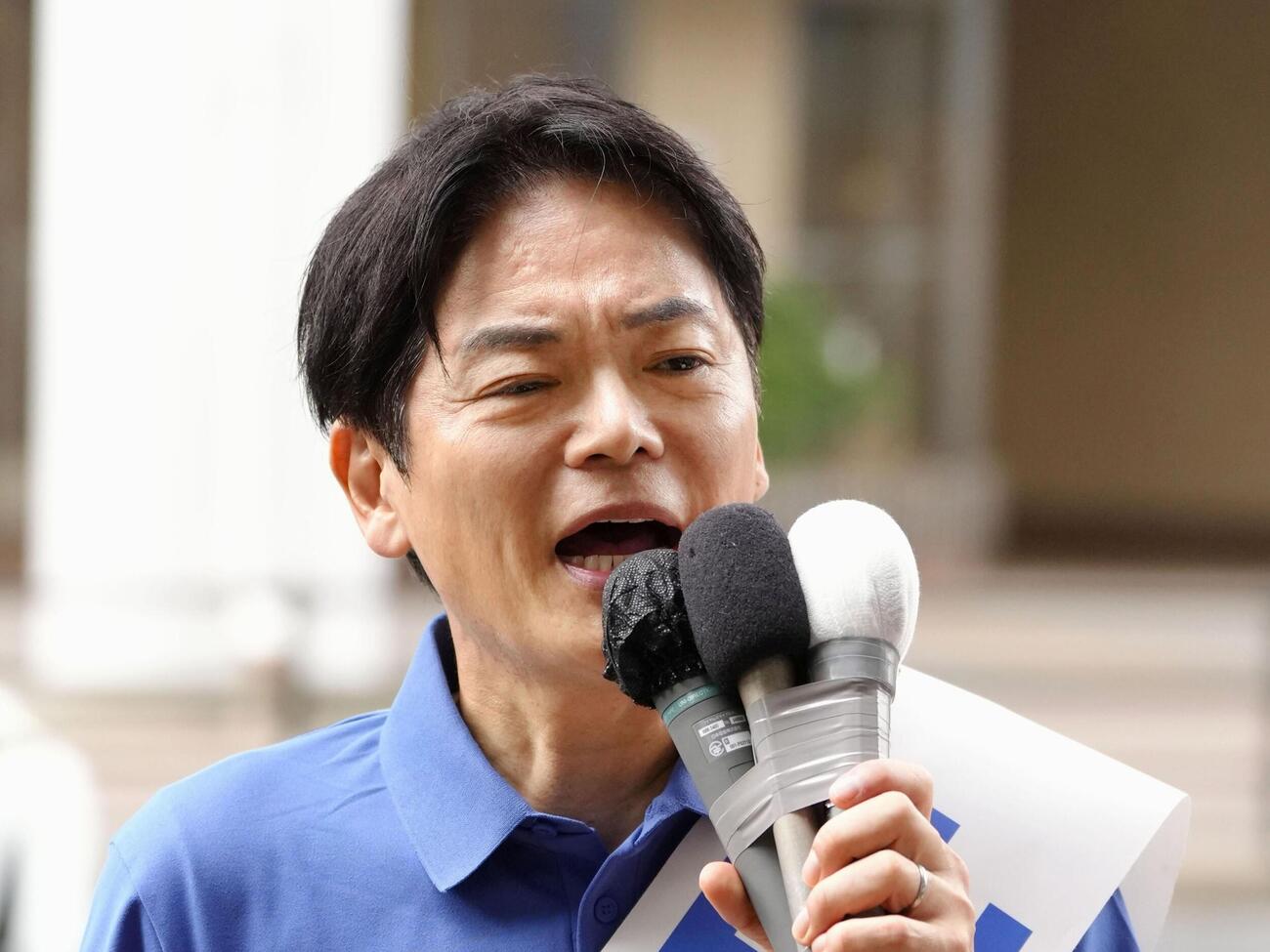 横浜市長選が告示され、第一声を上げる山中竹春氏＝4日午後、横浜市（共同）