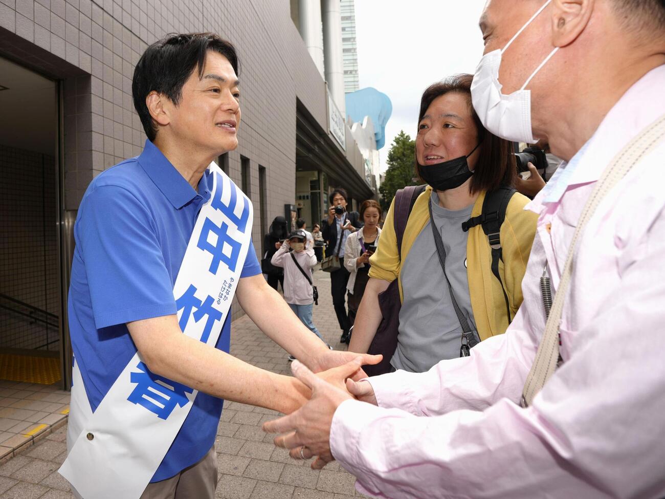 横浜市長選が告示され、街頭で握手する山中竹春氏＝4日午前、横浜市（共同）
