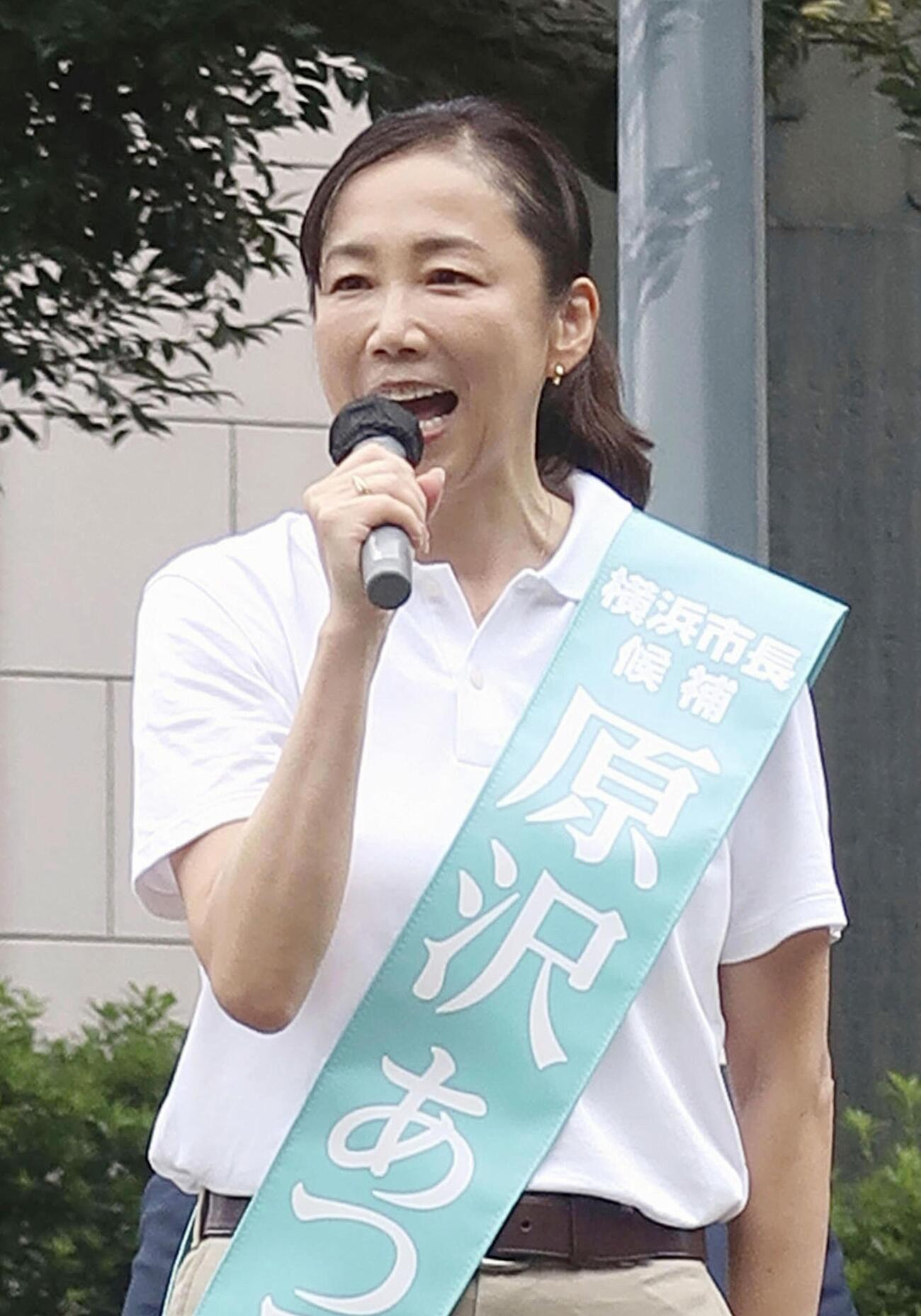 横浜市長選が告示され、第一声を上げる原沢敦美氏＝4日午前、横浜市（共同）
