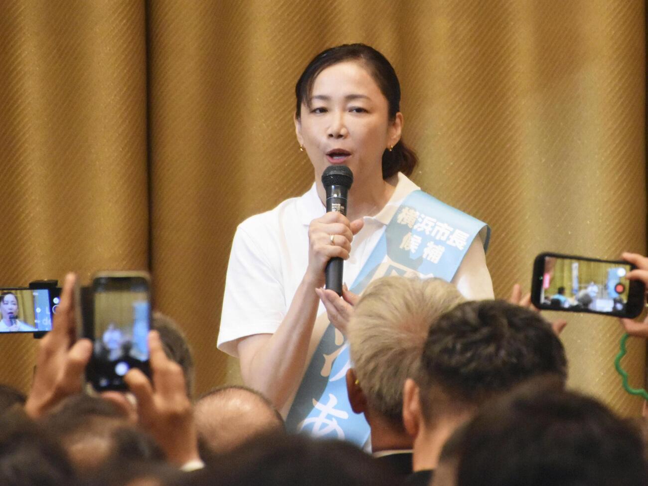 横浜市長選が告示され、出陣式であいさつする原沢敦美氏＝4日午前、横浜市（共同）