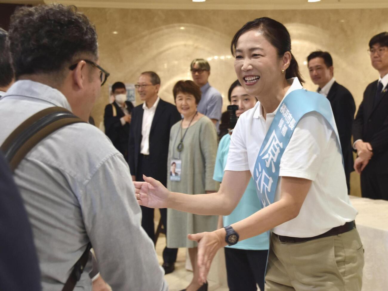 横浜市長選が告示され、出陣式に訪れた支援者にあいさつする原沢敦美氏＝4日午前、横浜市（共同）