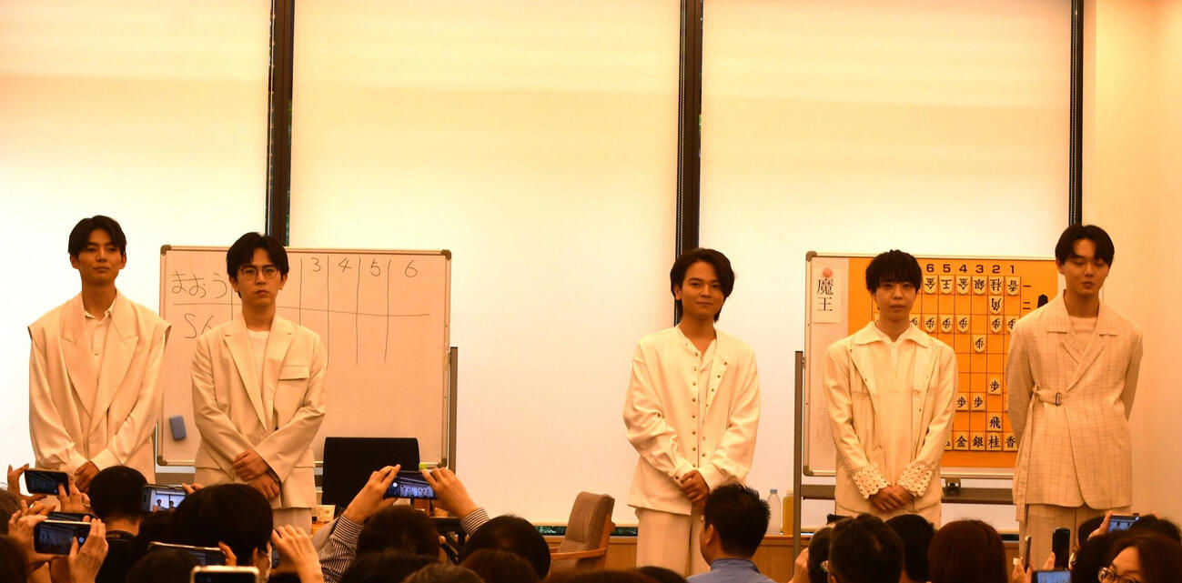 イベント開始前に登壇したS6の上野裕寿六段、山川泰熙四段、吉池隆真四段、齊藤優希四段、小窪碧四段（左から）