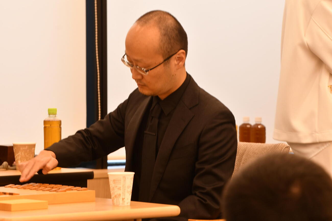全身黒ずくめのいでたちでS6との10秒将棋に臨む「魔王」渡辺明九段