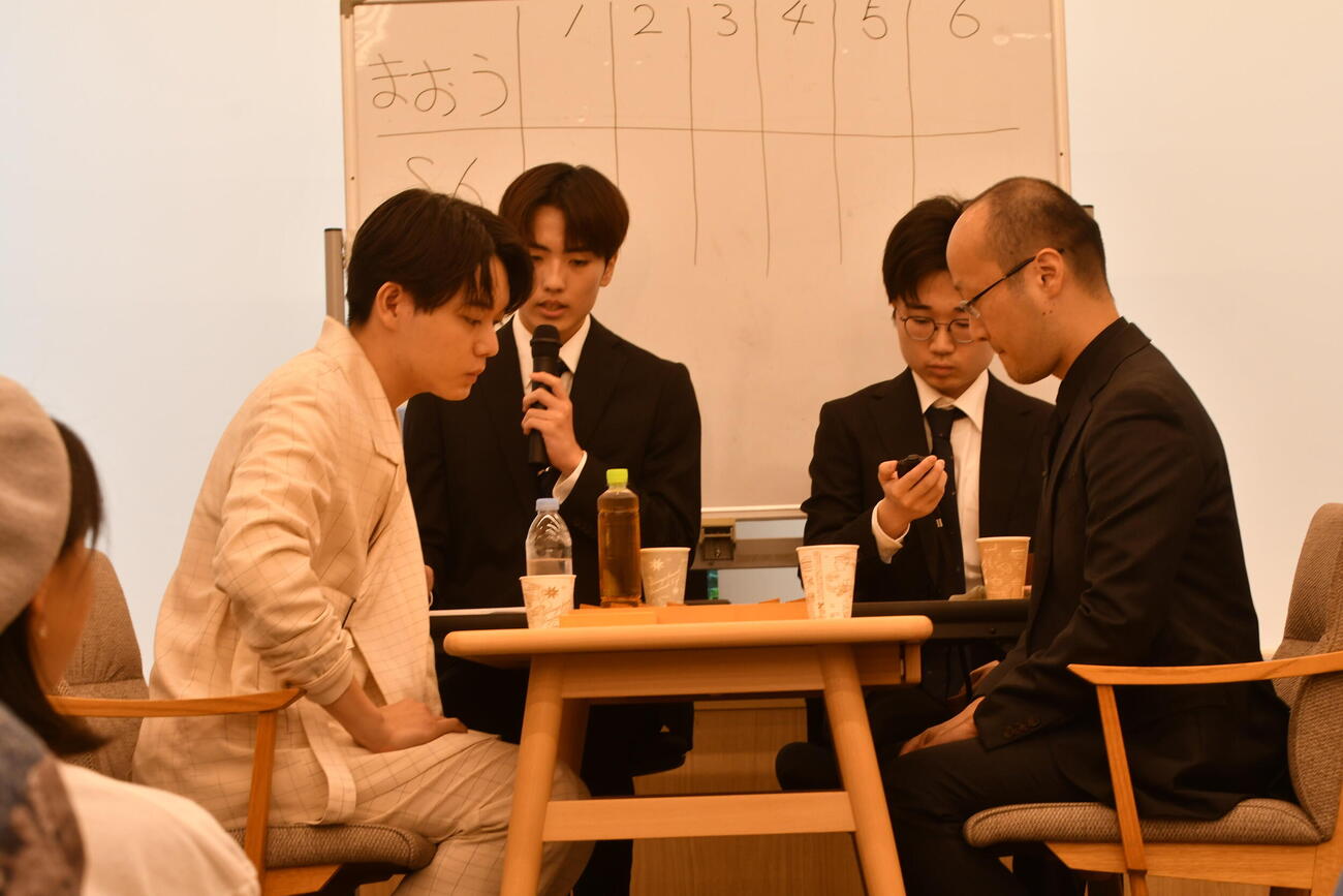 イベントの1局目は今年デビューしたばかりの小窪碧四段（左）が渡辺明九段（右）と対戦