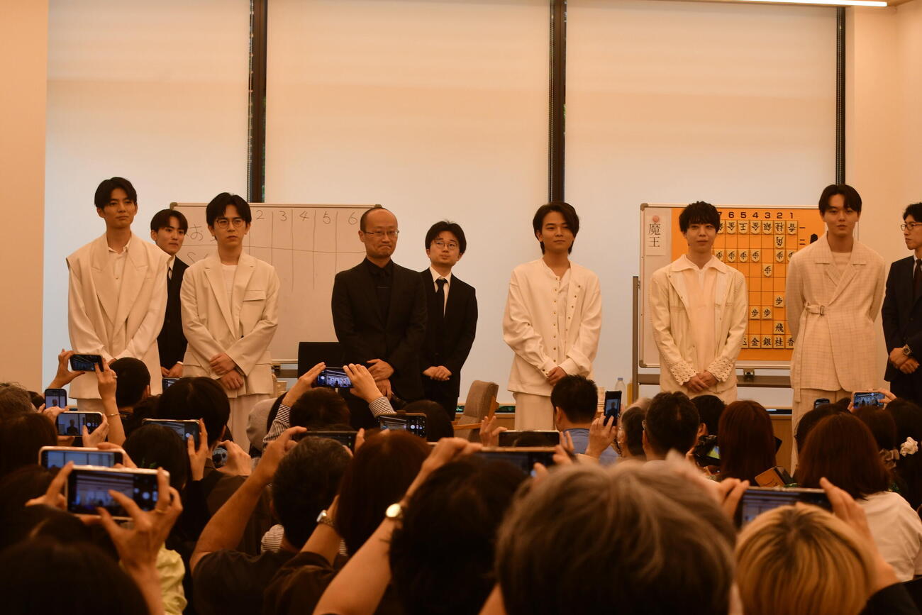 イベント開始前に登壇した上野裕寿六段、山川泰熙四段、渡辺明九段、吉池隆真四段、齊藤優希四段、小窪碧四段（左から）