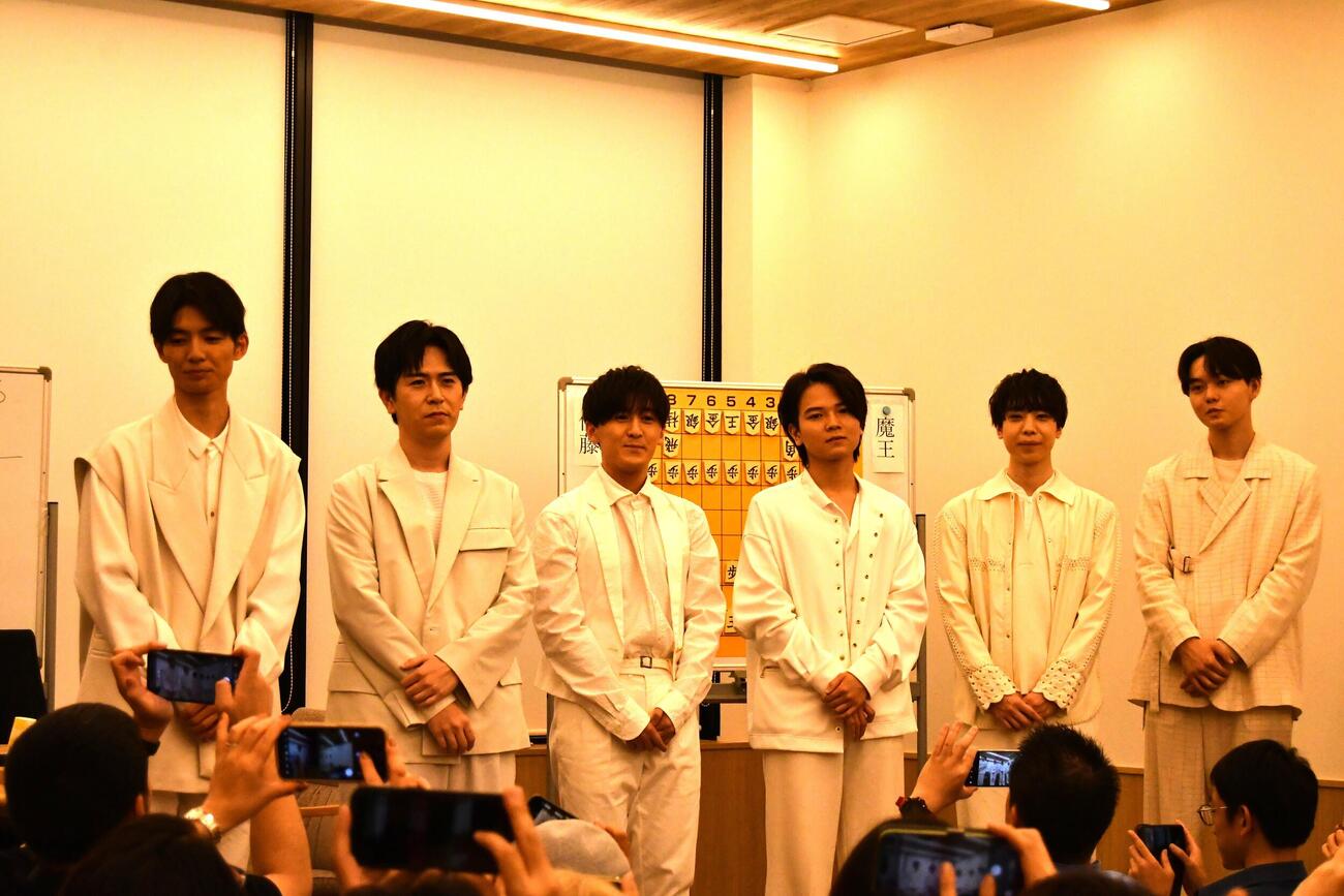 壇上に集結したイケメン棋士ユニット「S6」（左から上野裕寿六段、山川泰熙四段、伊藤匠2冠、吉池隆真四段、齊藤優希四段、小窪碧四段）