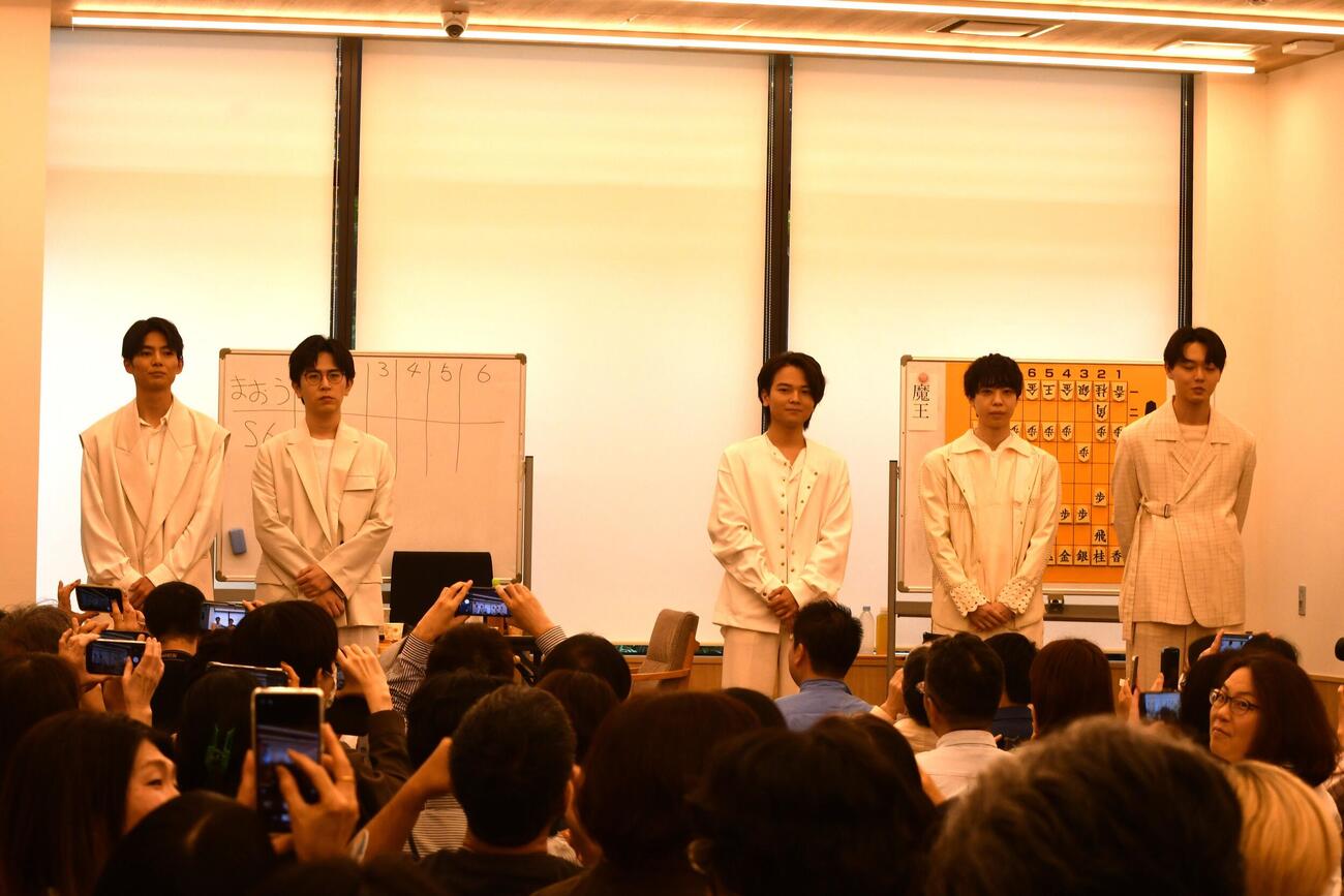 イベント開始前に登壇したS6の上野裕寿六段、山川泰熙四段、吉池隆真四段、齊藤優希四段、小窪碧四段（左から）