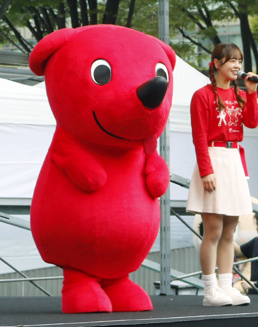 ステージに登場した「チーバくん」＝4日午後、さいたま市(共同)