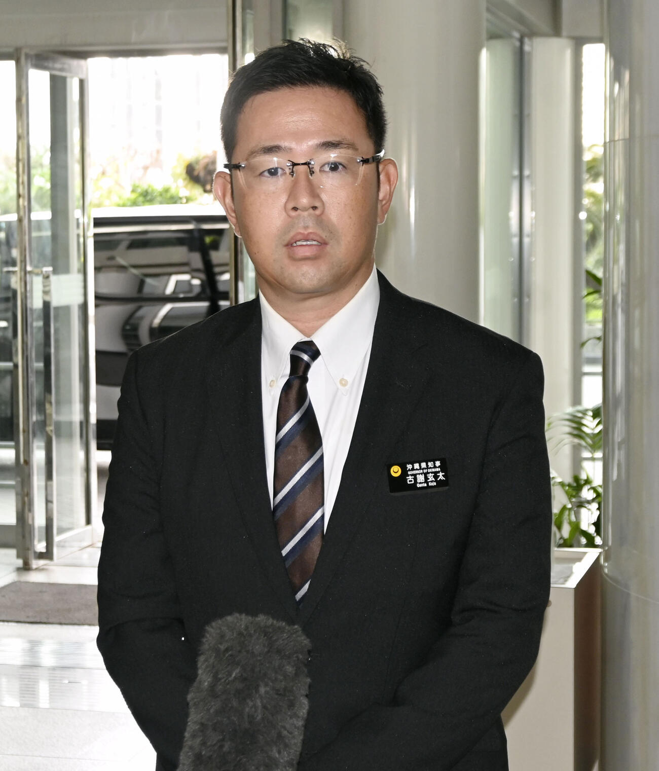 記者団の取材に応じる沖縄県の古謝玄太知事＝5日午前、沖縄県庁（共同）