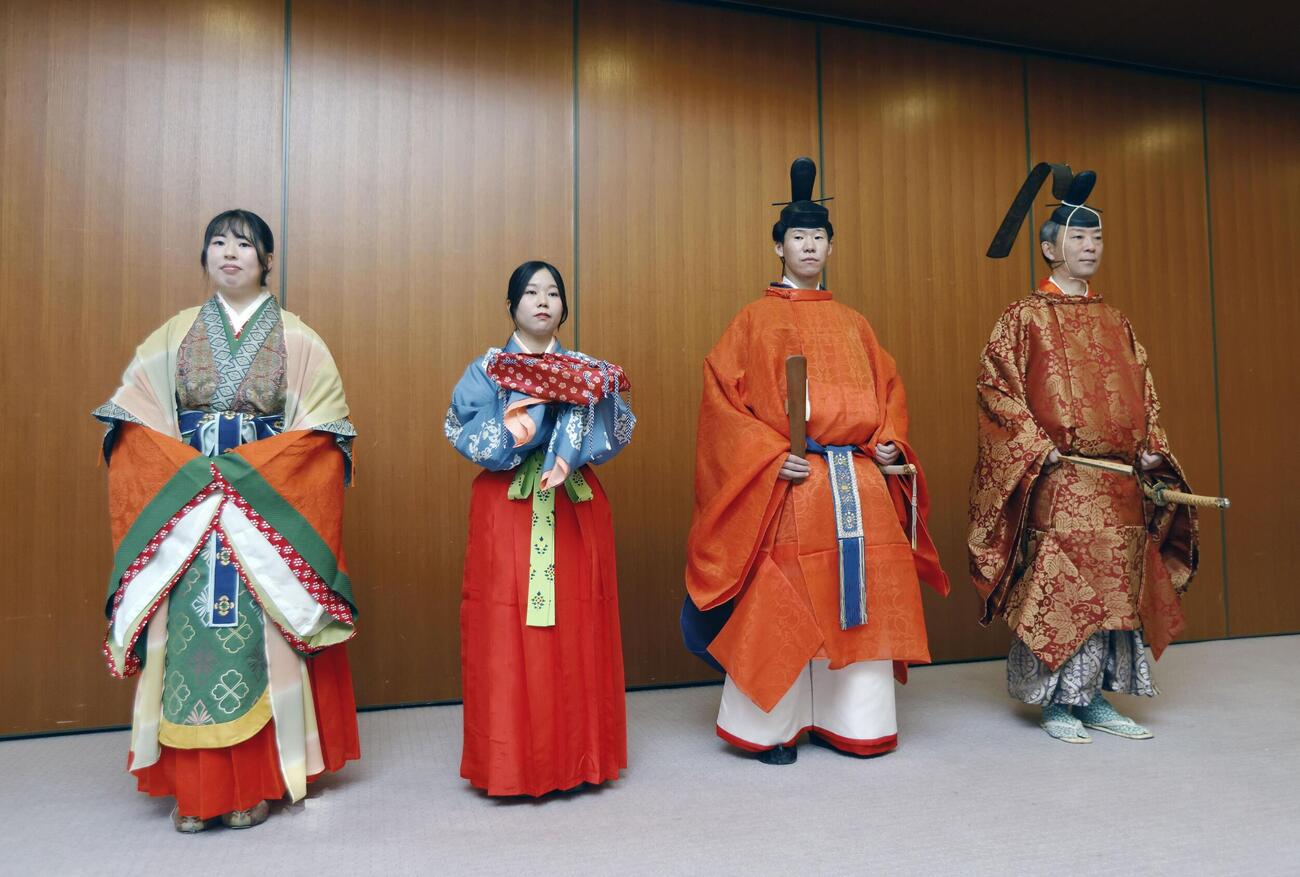 時代祭を前に公開された長束正家（右端）、小野小町（左端）などの衣装＝5日午前、京都市左京区(共同)