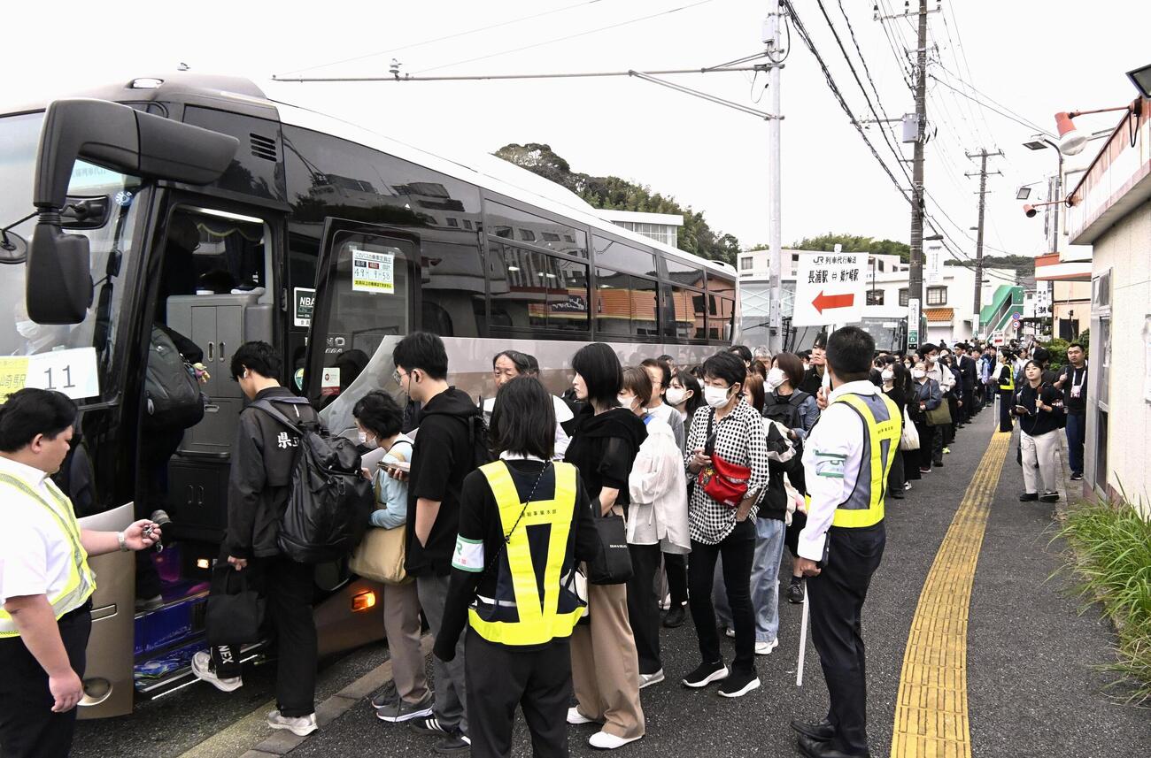 JR長浦駅前で姉ケ崎駅行きの代行バスを待つ人たち＝5日午前、千葉県袖ケ浦市（共同）