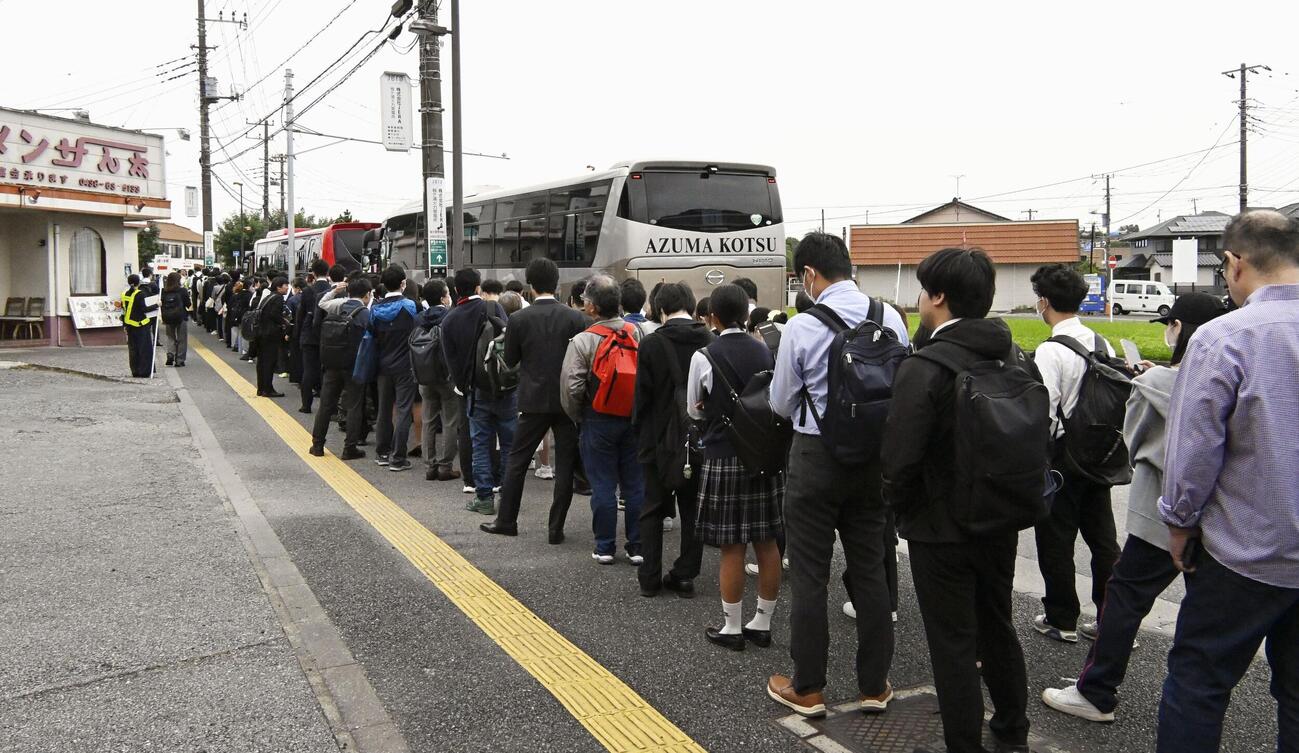 JR長浦駅前で姉ケ崎駅行きの代行バスを待つ人たち＝5日午前、千葉県袖ケ浦市（共同）