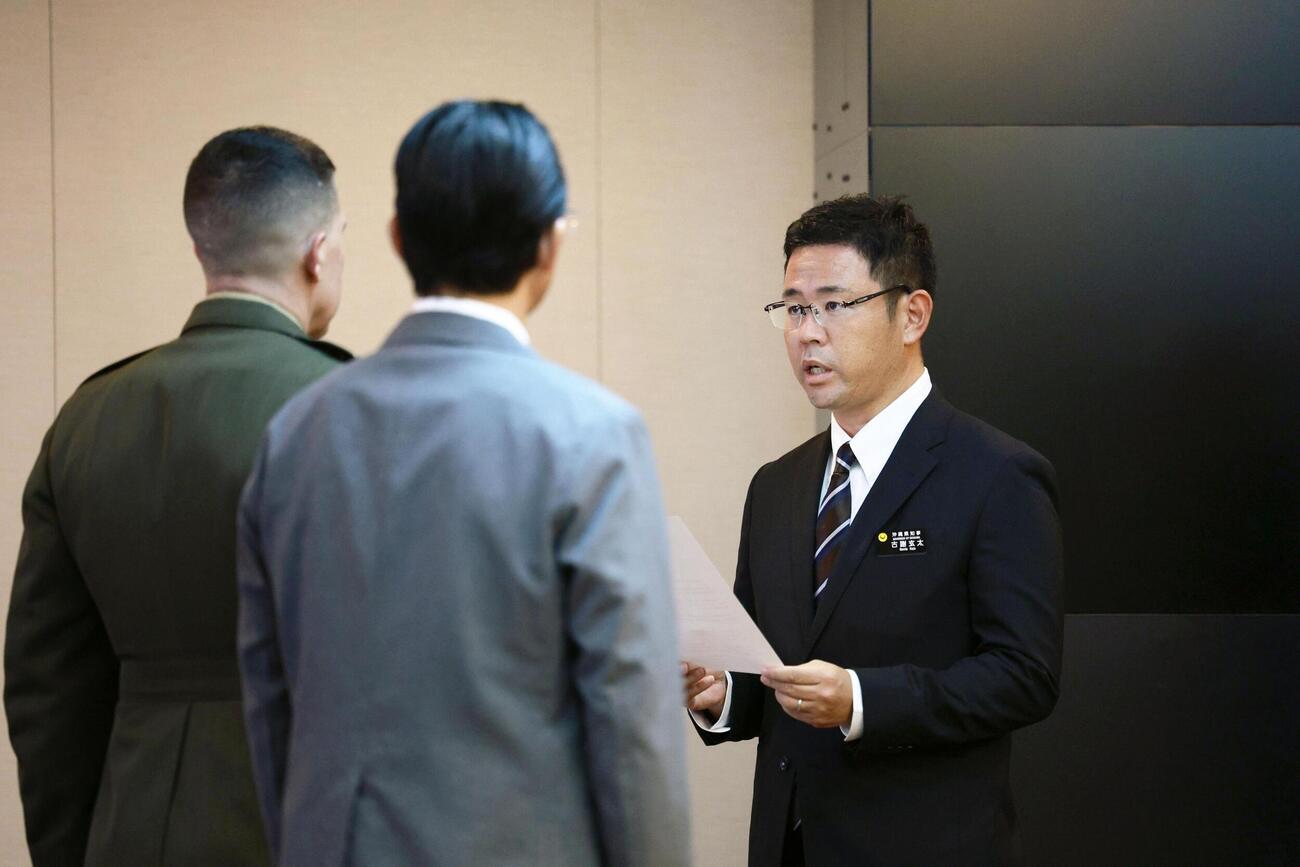 在沖縄米軍の沖縄地域調整官ワトソン中将（左）らに抗議する沖縄県の古謝玄太知事＝5日午後、沖縄県庁(共同)