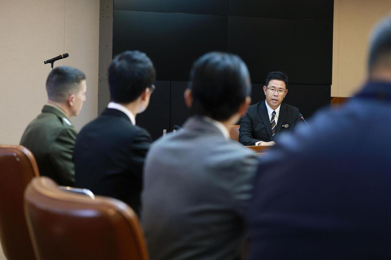 在沖縄米軍の沖縄地域調整官ワトソン中将（左端）らに抗議する沖縄県の古謝玄太知事＝5日午後、沖縄県庁(共同)