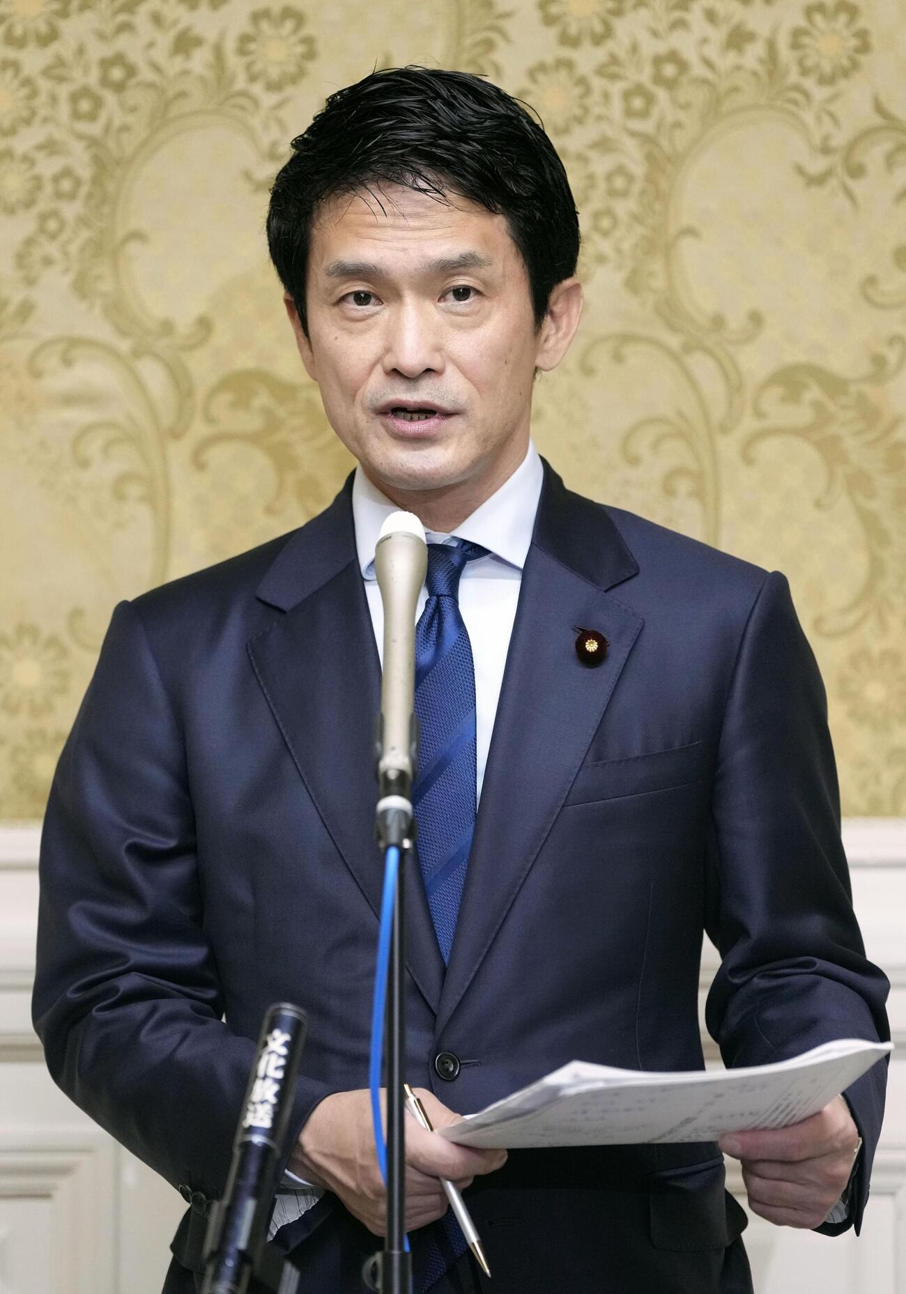 記者団の取材に応じる民主改革の会の小川代表＝5日午後、国会（共同）
