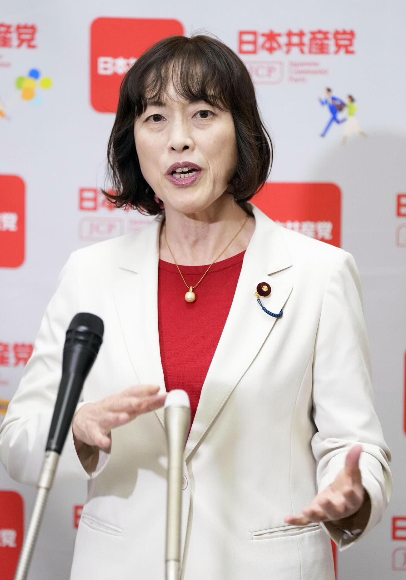 記者団の取材に応じる共産党の田村委員長＝5日午後、国会（共同）
