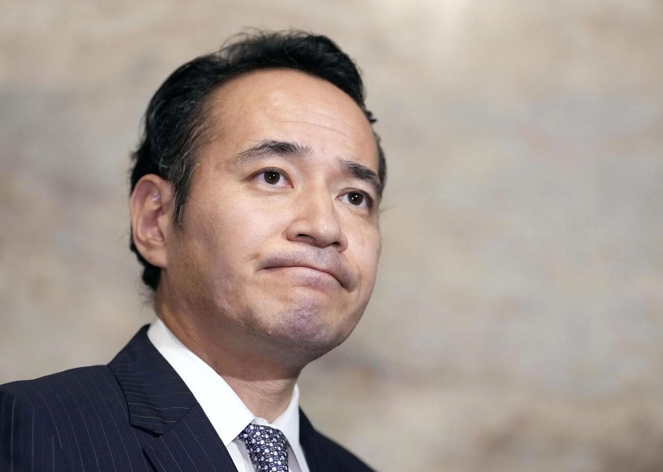 記者団の取材に応じる簗農相。自治体予算削減発言を撤回し、謝罪した＝5日午後、国会（共同）