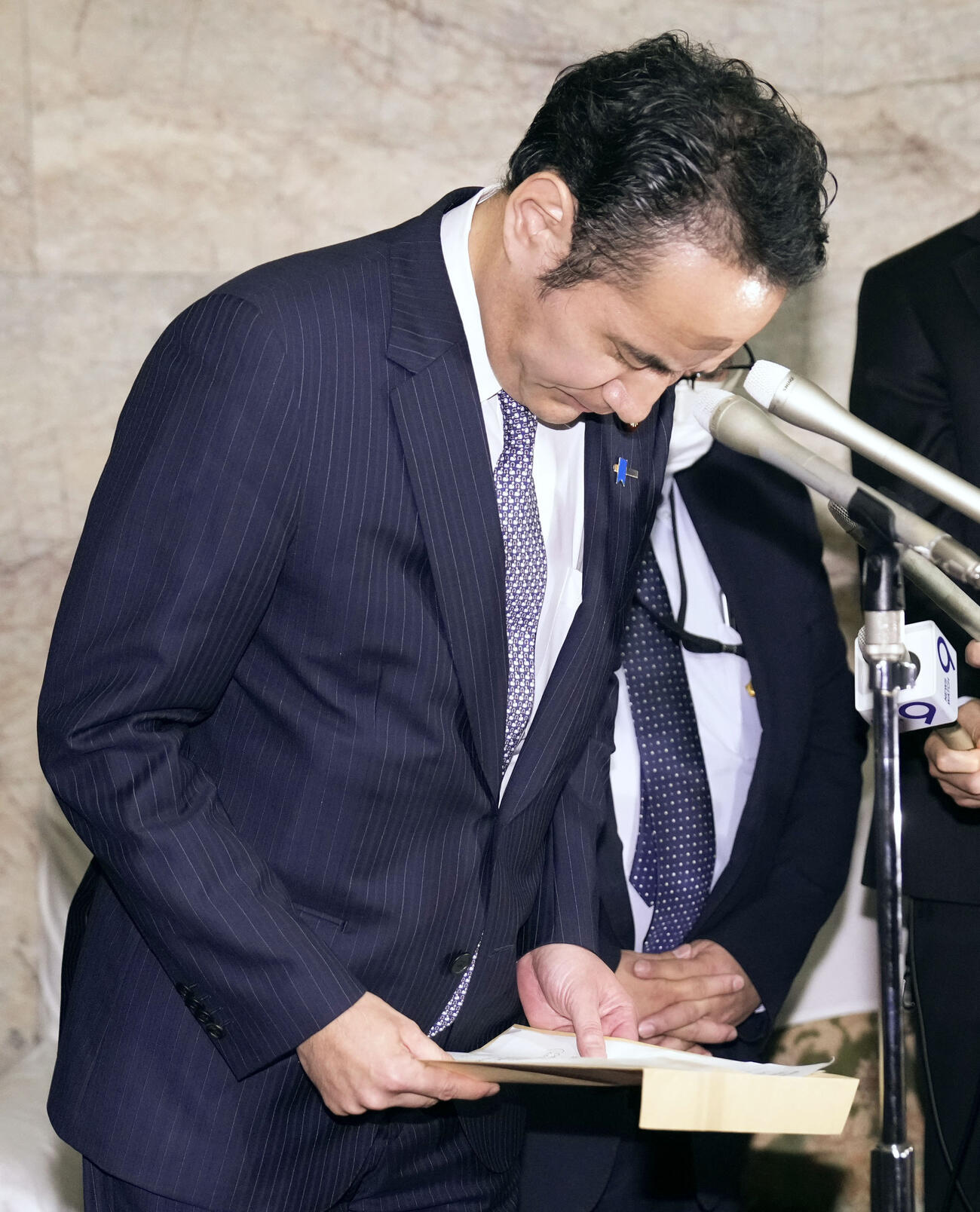 自治体予算削減発言を撤回し、謝罪する簗農相（共同）