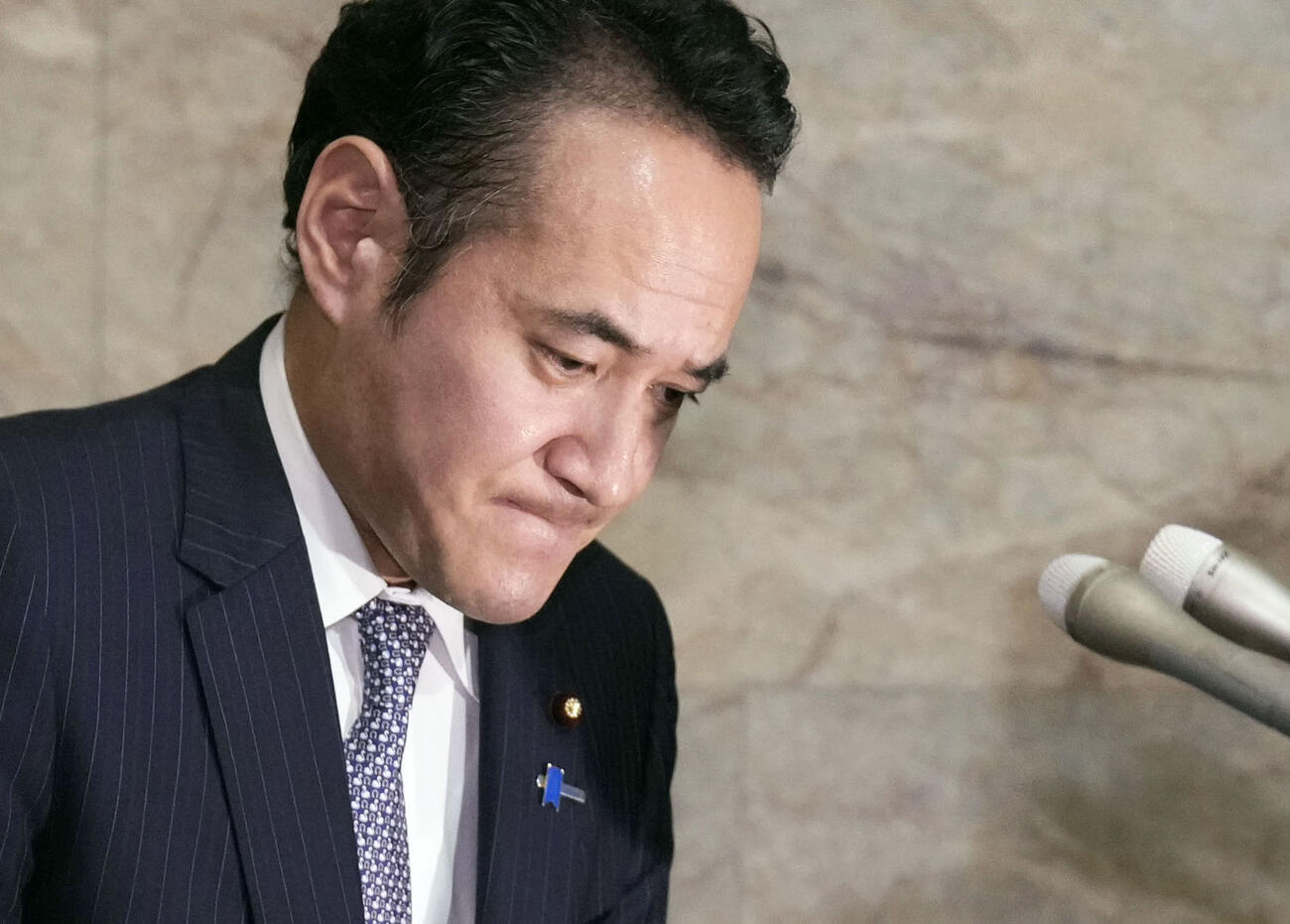 記者団の取材に応じる簗農相。自治体予算削減発言を撤回し、謝罪した＝5日午後、国会（共同）