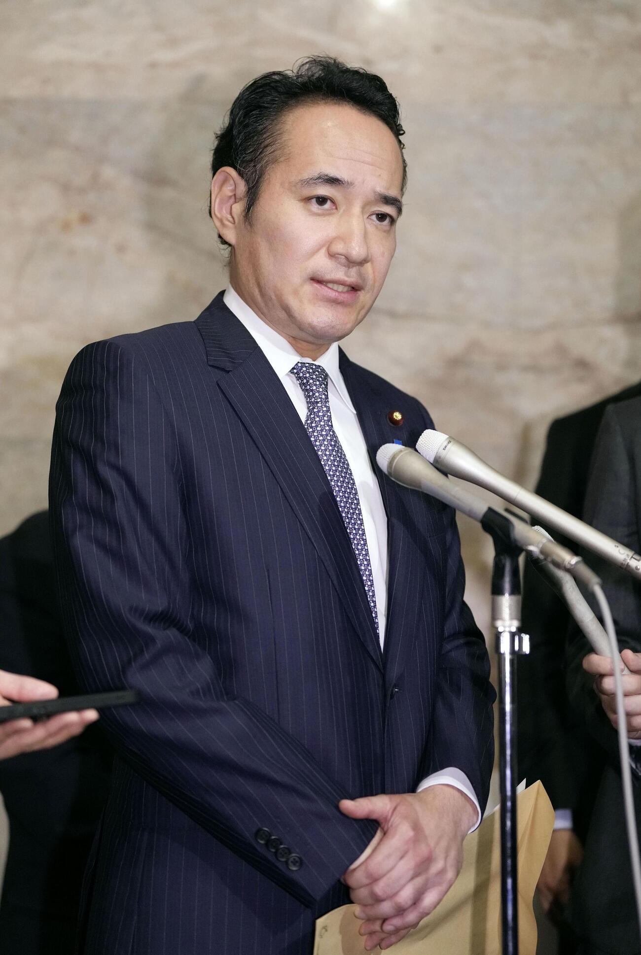 記者団の取材に応じる簗農相。自治体予算削減発言を撤回し、謝罪した＝5日午後、国会（共同）